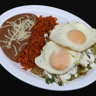 Chilaquiles con Huevo Plate
